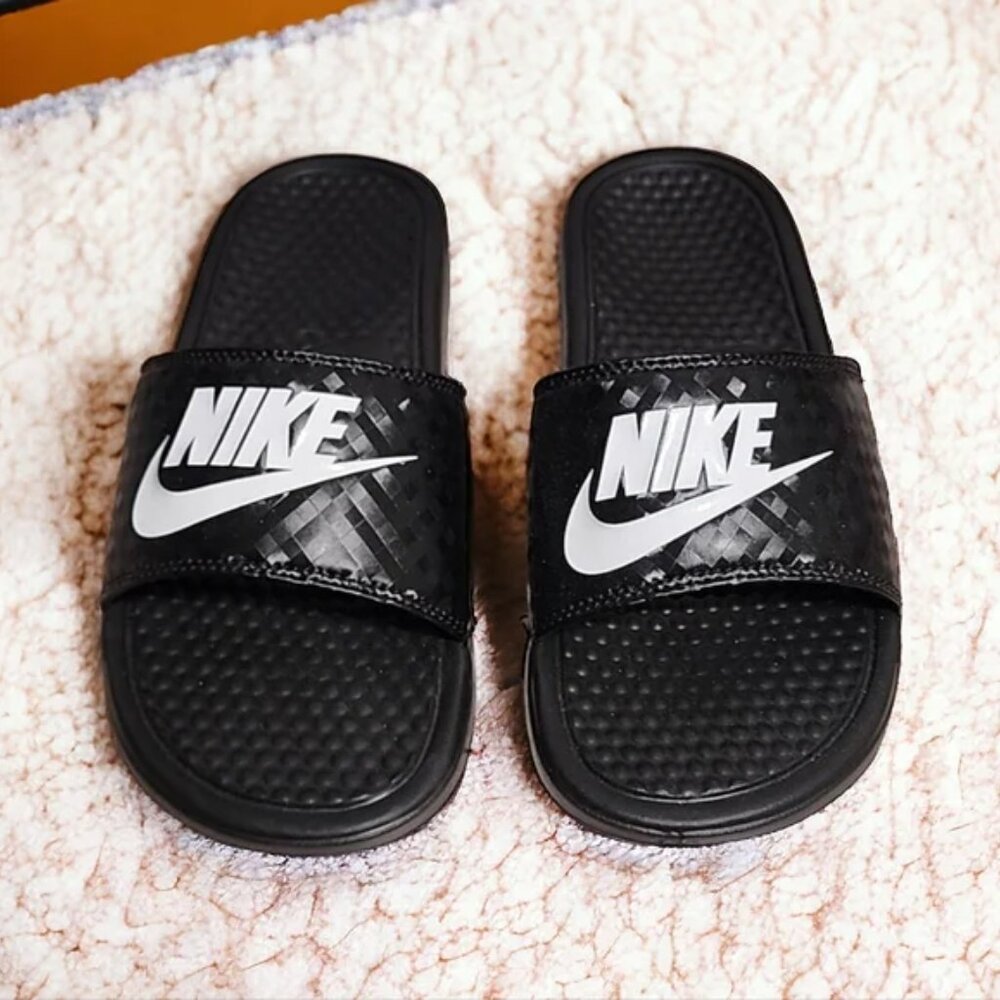 NIKE BENASSI Black Slides Womens 7 Summer Sandals Pool Beach - Picture 3 of 12